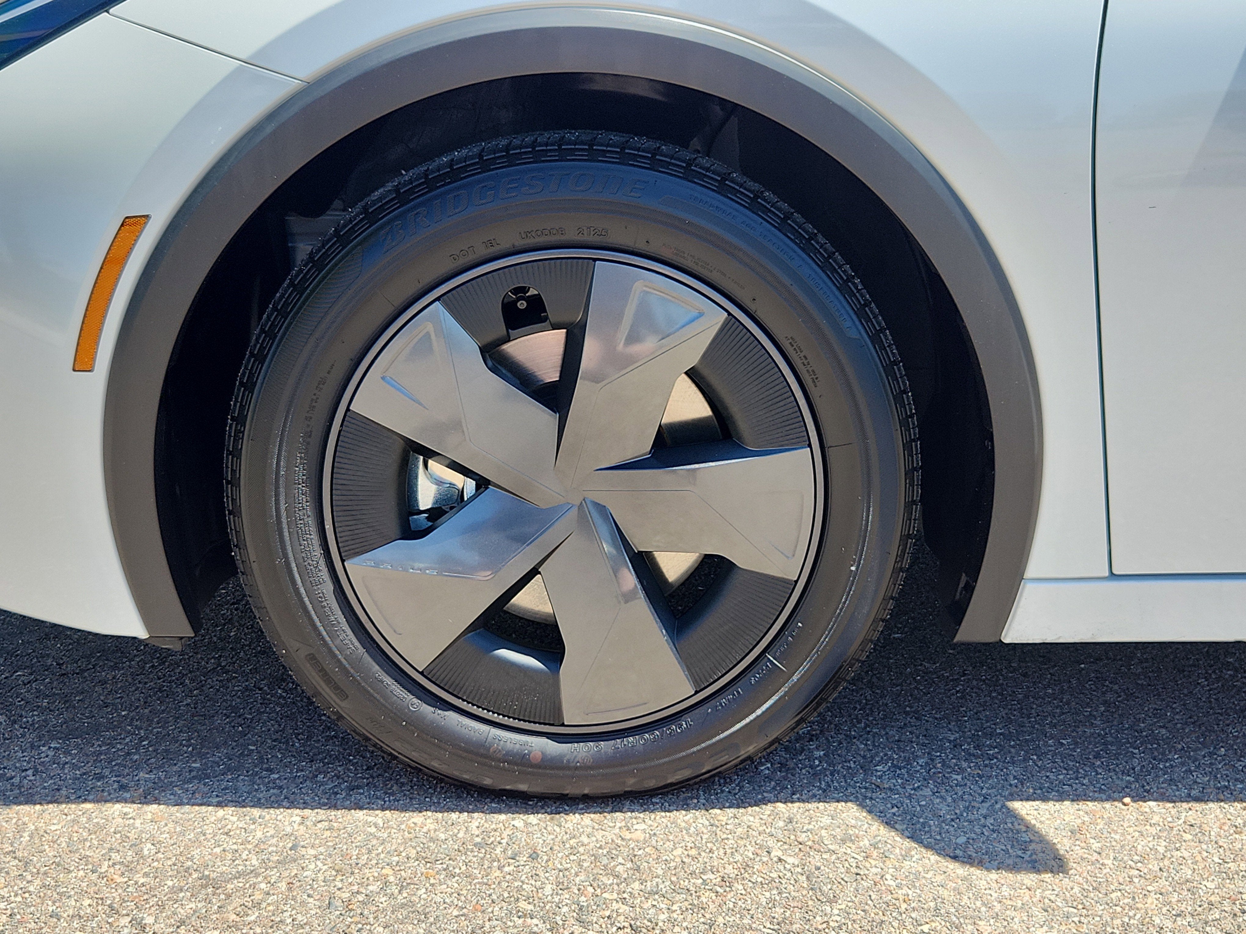 2025 Toyota Prius Plug-In Hybrid SE